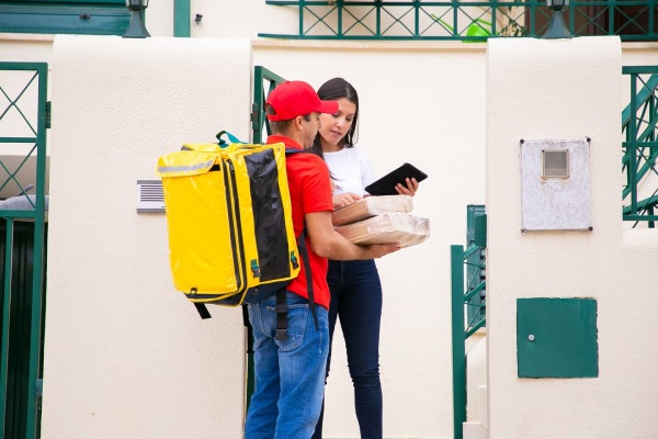 door-to-door delivery Saudi Arabia UAE to Saudi Arabia cargo services